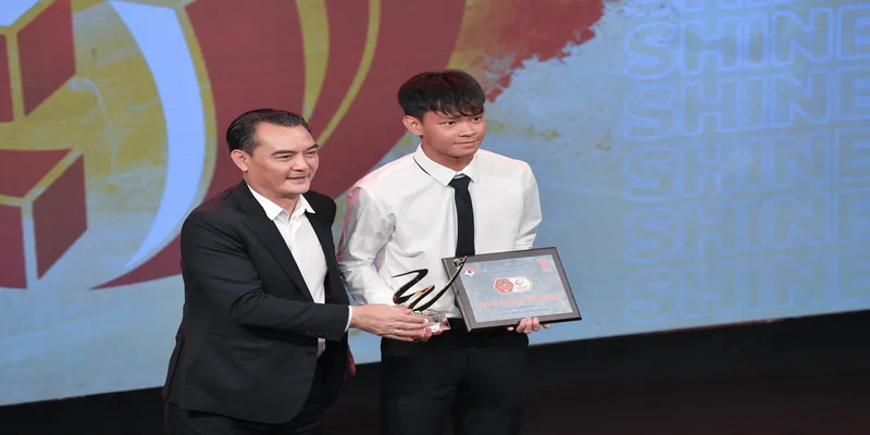 Bùi Vĩ Hào của B.Bình Dương nhận giải Cầu thủ trẻ xuất sắc nhất tại V-League Awards 2024