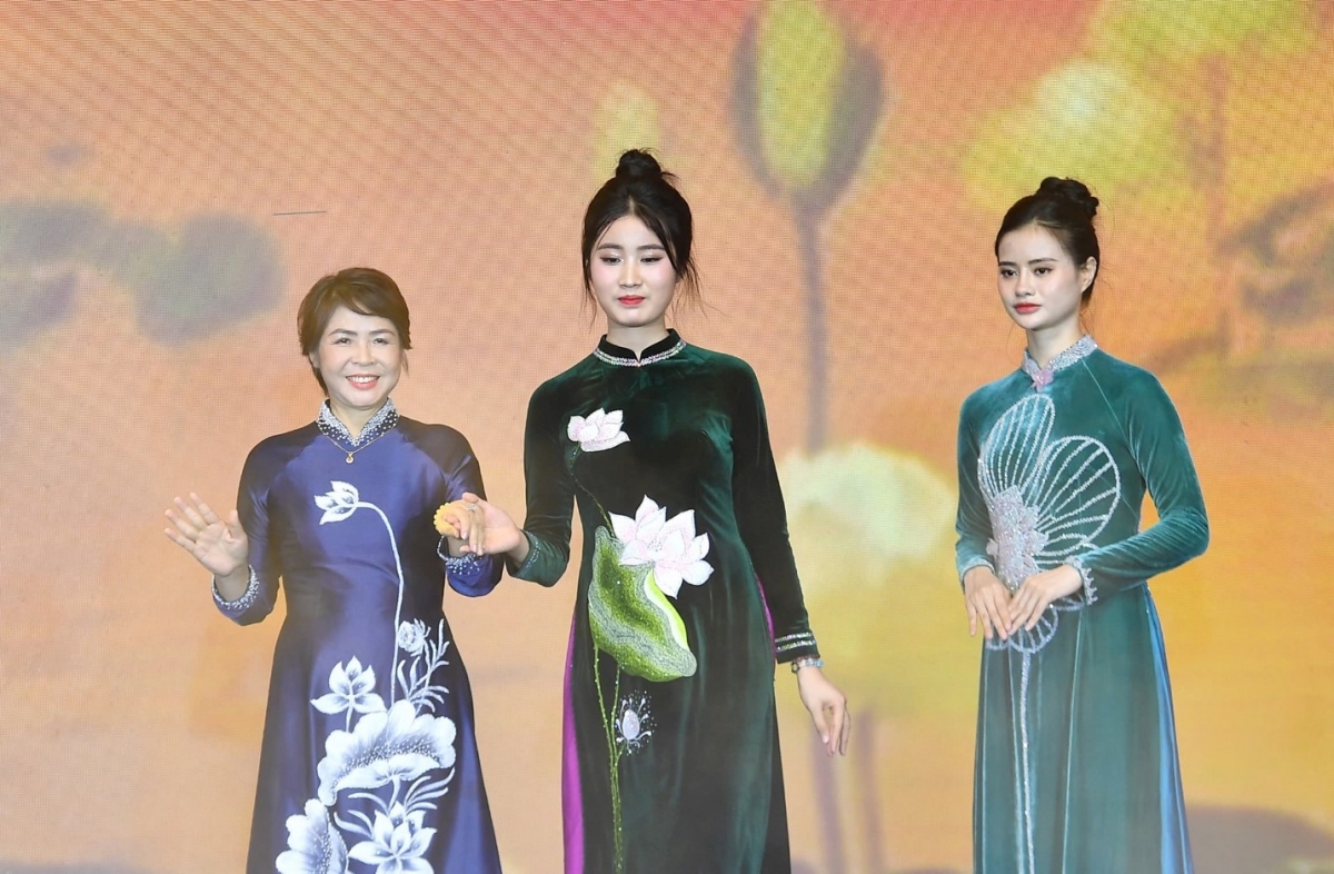 man nhan xem trinh dien ao dai trong festival thu ha noi hinh anh 1