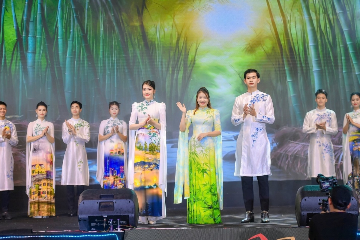 man nhan xem trinh dien ao dai trong festival thu ha noi hinh anh 3