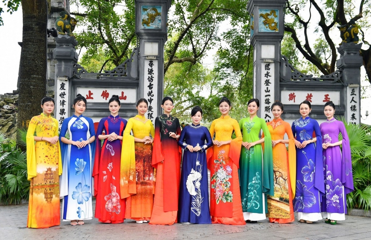 man nhan xem trinh dien ao dai trong festival thu ha noi hinh anh 4