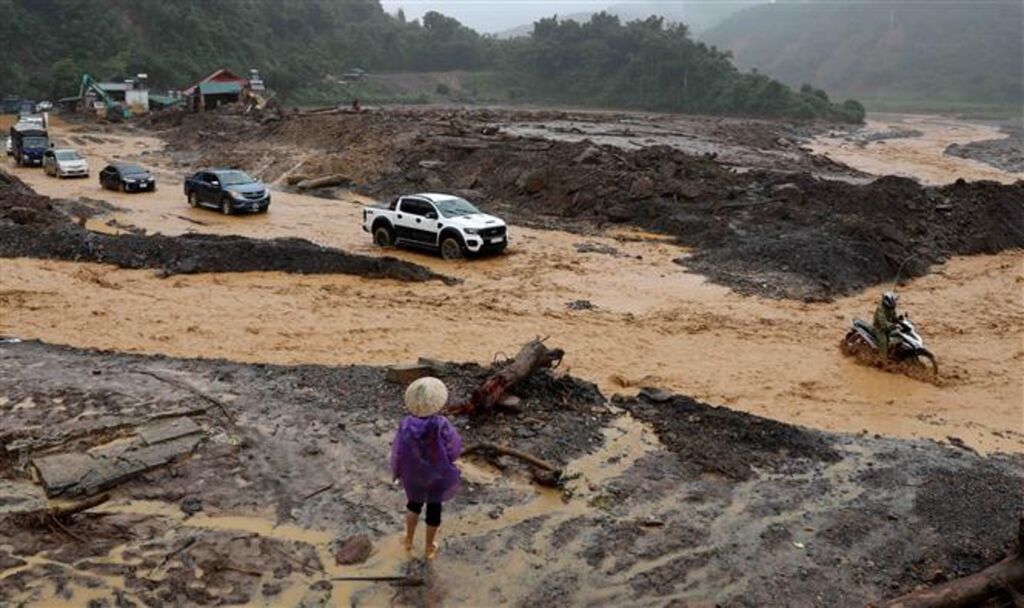 Thời tiết cực đoan khiến giao thông của nhiều tỉnh miền núi bị ảnh hưởng nặng nề