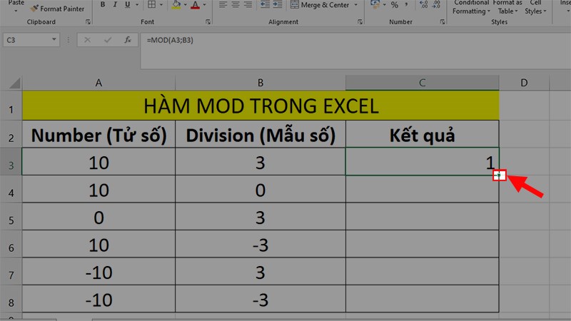 Nhấn giữ ô vuông nhỏ ở góc phải ô dữ liệu > Kéo xuống để áp dụng cho các ô bên dưới