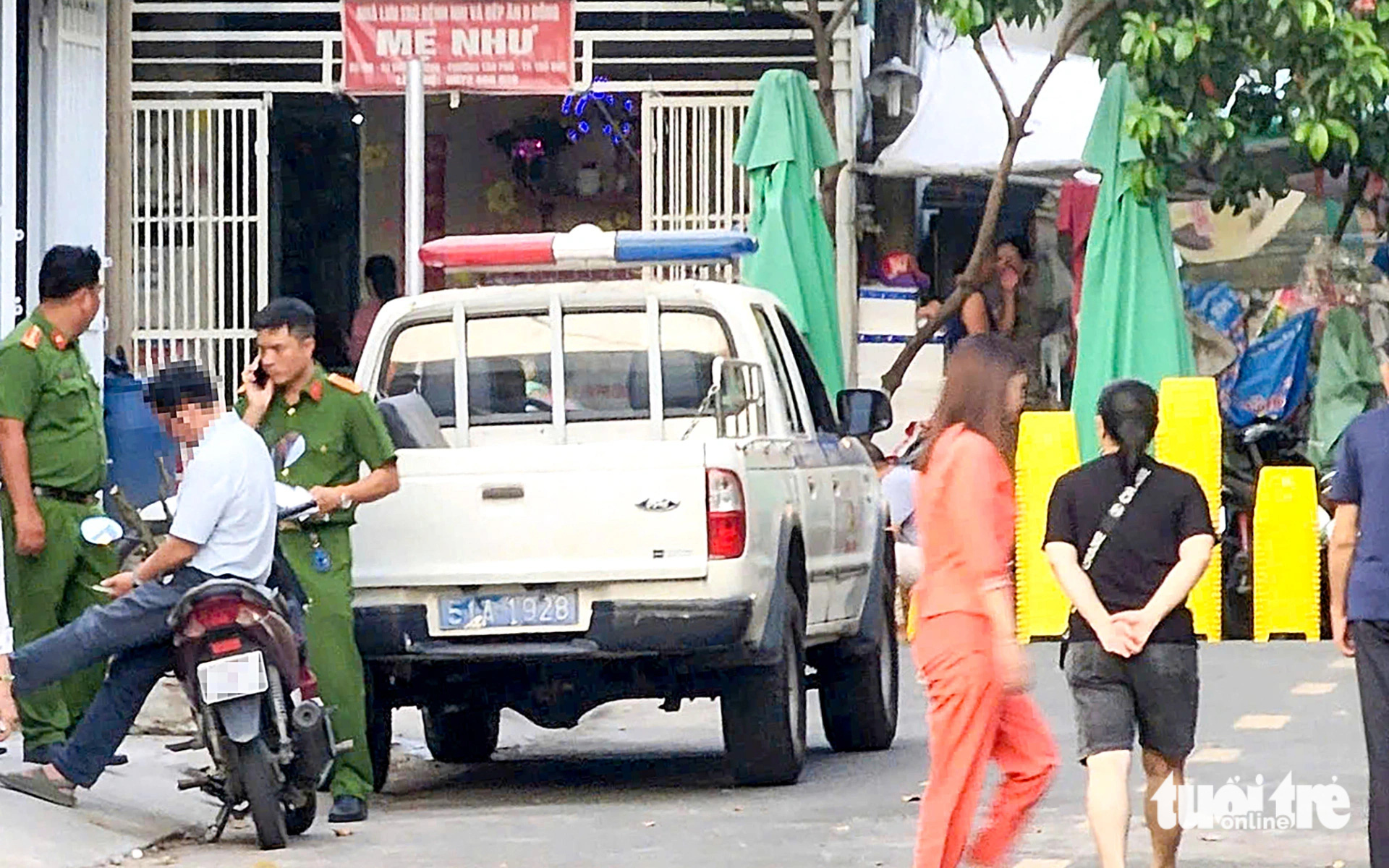 Hai người mặc trang phục y tế tại nơi người phụ nữ điều trị ung thư tử vong sau khi tiểu phẫu ở phòn - Ảnh 2.