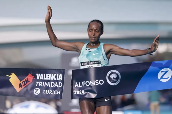 Megertu Alemu (Ethiopia) vô địch nội dung nữ tại Valencia Marathon 2024. Ảnh: EFE