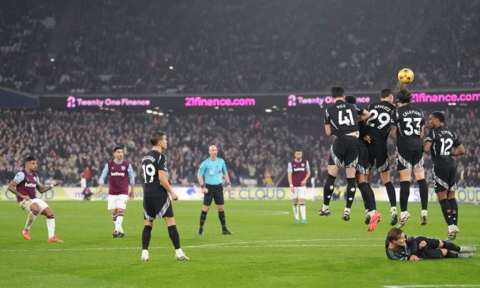 Emerson (trái) sút phạt giúp West Ham rút ngắn tỷ số xuống 2-4. Ảnh: PA