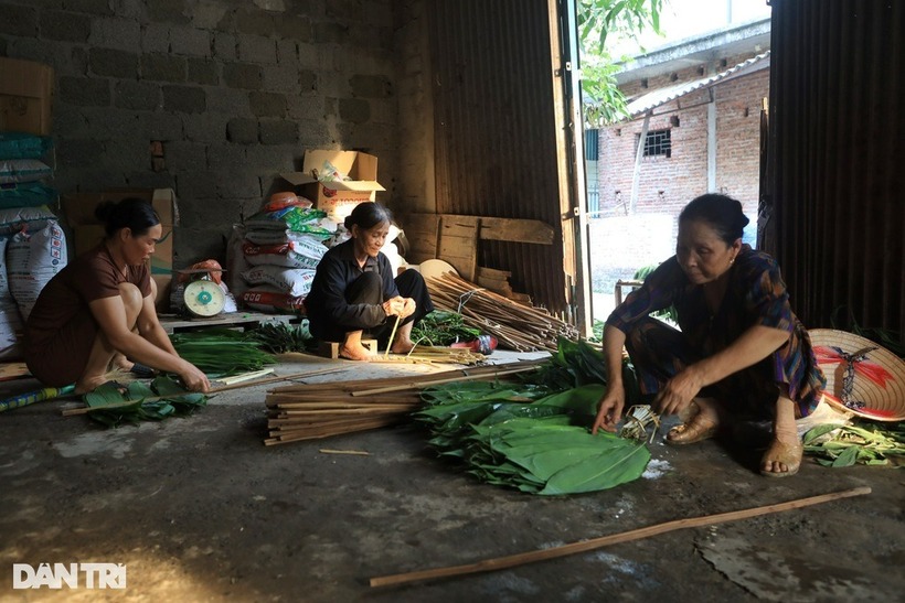 Thời điểm chính vụ, xưởng của bà Dinh có khoảng 10 công nhân làm việc. Ảnh: Dân trí