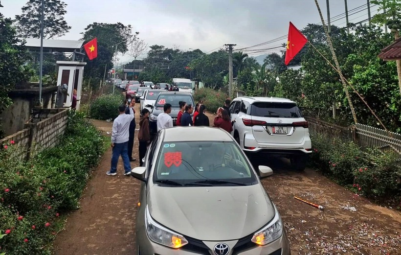 Ông Linh vẫn thuê xe hoa qua nhà mẹ vợ đã 90 tuổi, cách nhà 5km để "xin dâu". Ảnh: Vietnamnet.