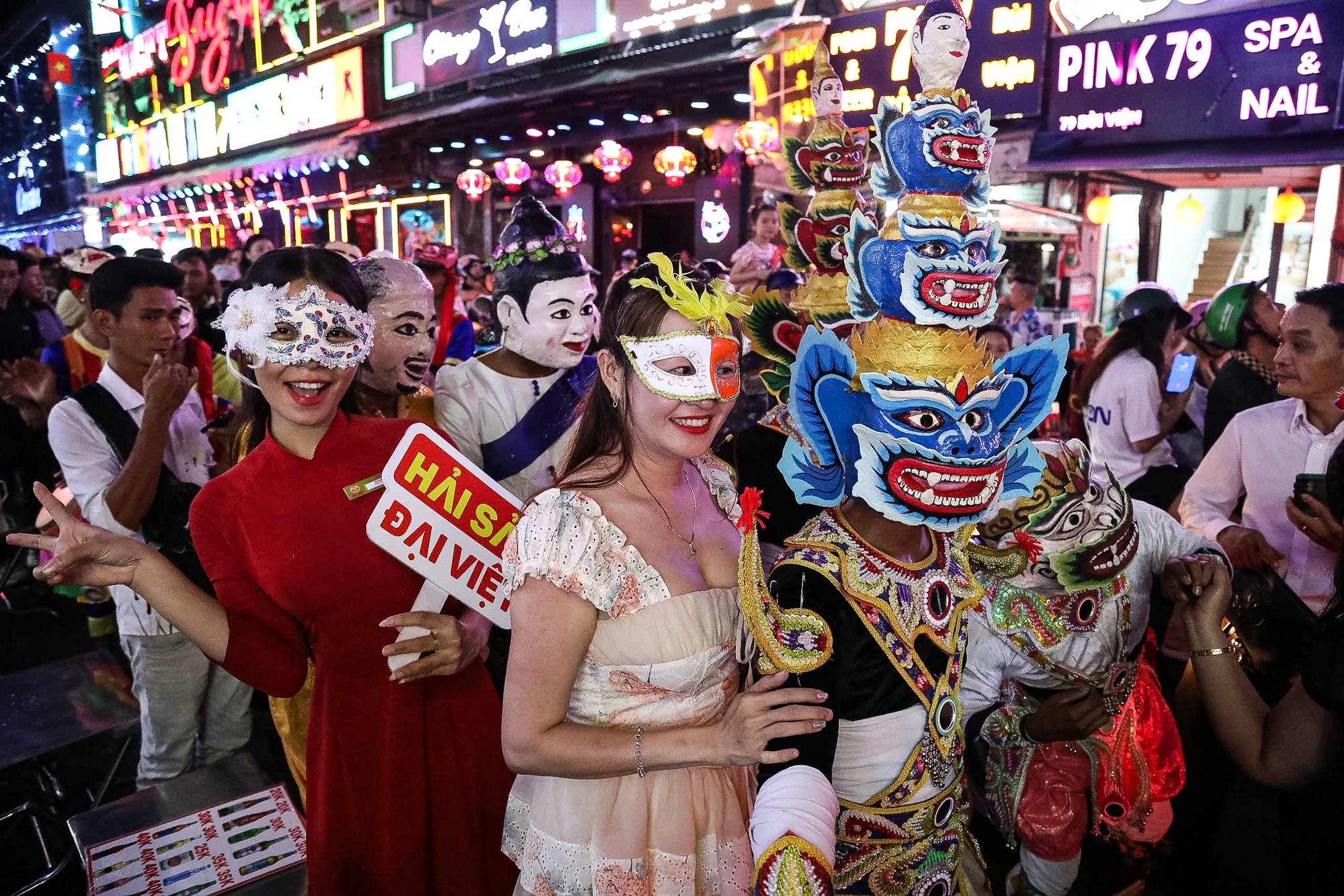 Đêm Halloween: Giới trẻ lại thích thú tham gia trò chơi truyền thống, khách Tây hào hứng hoá trang khắp phố- Ảnh 3.