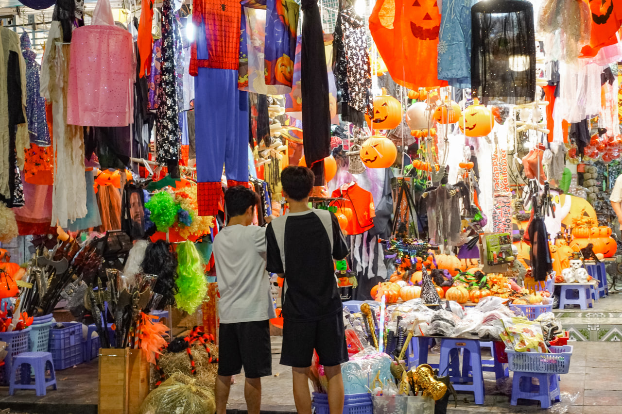 Đêm Halloween: Giới trẻ lại thích thú tham gia trò chơi truyền thống, khách Tây hào hứng hoá trang khắp phố- Ảnh 21.