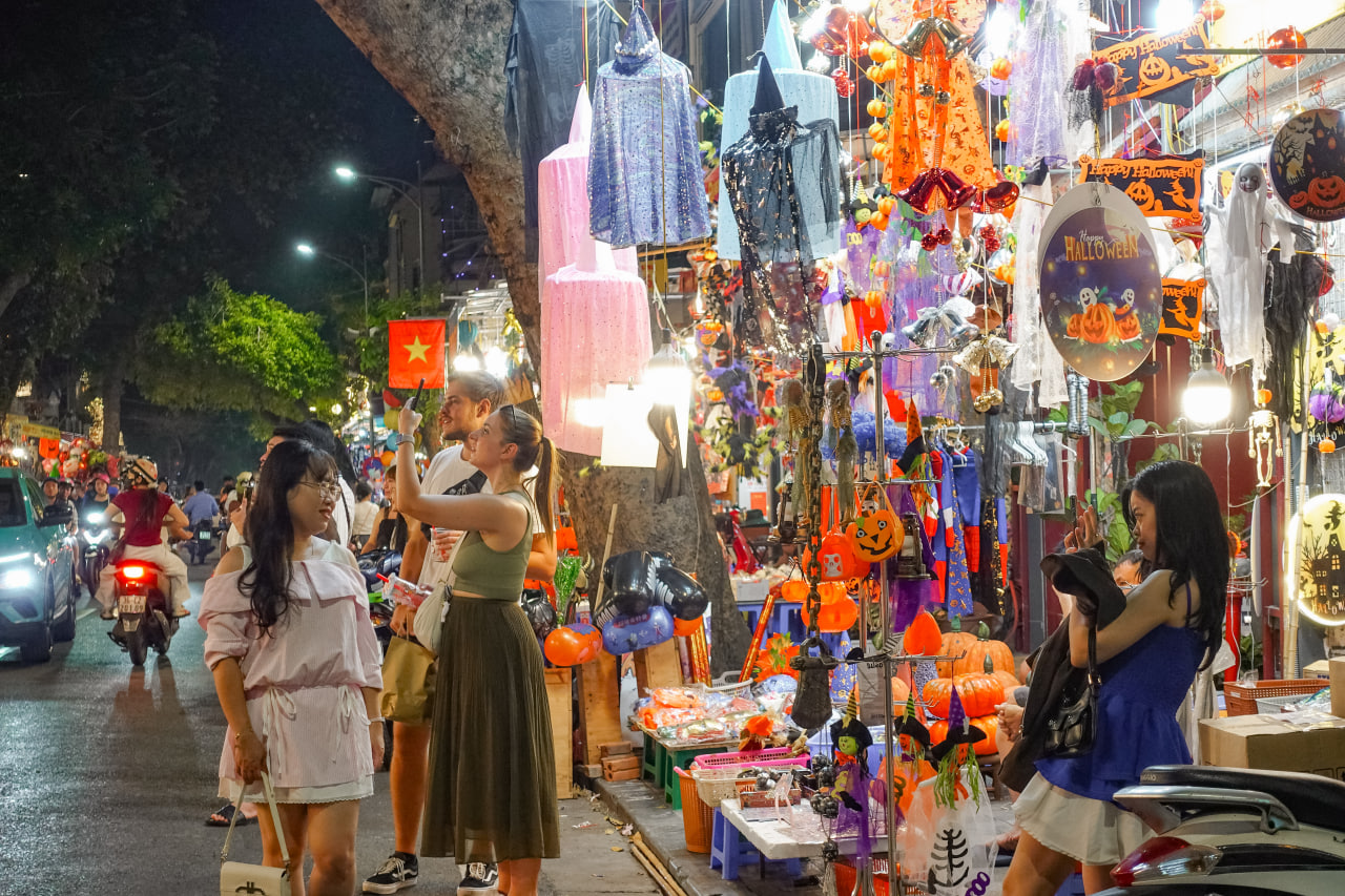 Đêm Halloween: Giới trẻ lại thích thú tham gia trò chơi truyền thống, khách Tây hào hứng hoá trang khắp phố- Ảnh 26.