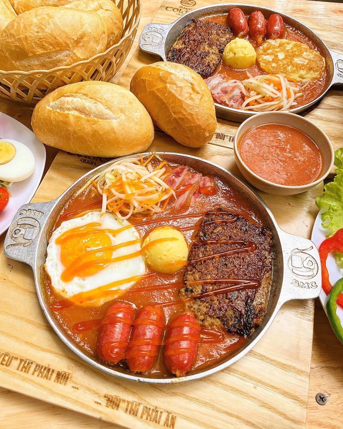 Trên phố Đặng Văn Ngữ Hà Nội có quán bánh mì chảo nổi tiếng