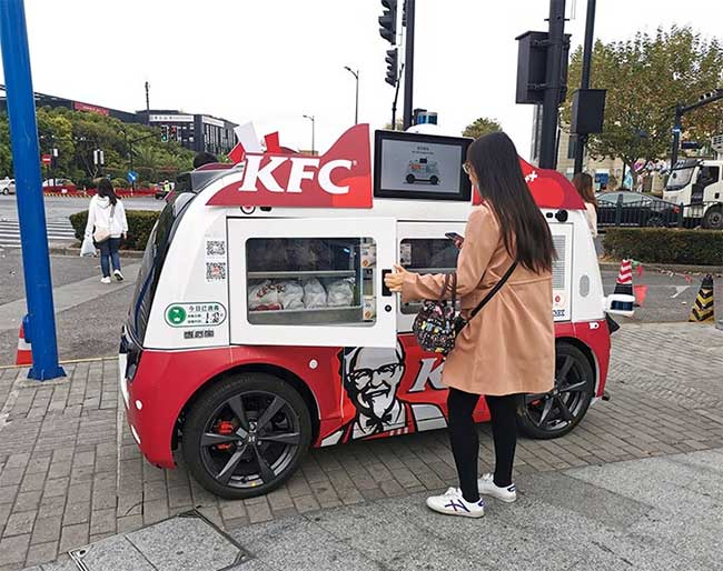 Một chiếc xe bán KFC tự động ngoài phố, không cần người vận hành.