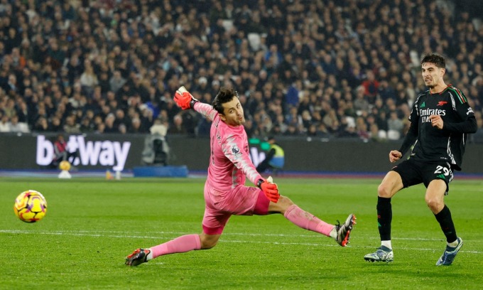 Havertz (phải) nâng tỷ số lên 4-0 ở trận gặp West Ham trên sân Olympic, London, Anh. Ảnh: Reuters