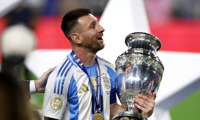 Messi với danh hiệu Copa America 2024 trên sân Hard Rock, thành phố Miami Gardens, bang Florida, Mỹ tối 14/7/2024. Ảnh: Reuters