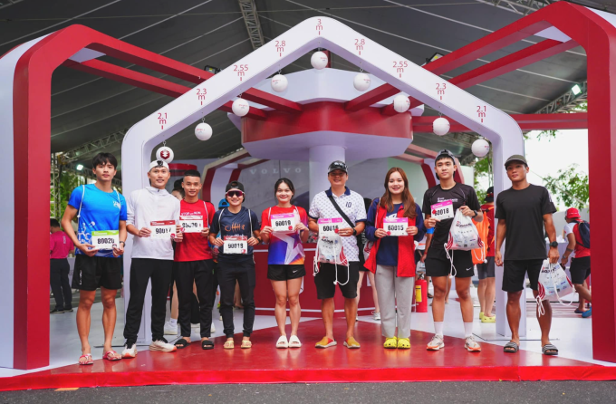 Nhựt Kiệt (bìa trái) cùng các VĐV của đội tuyển triathlon TP HCM tại khu expo của DNSE Aquaman Việt Nam. Ảnh: Aquaman Việt Nam