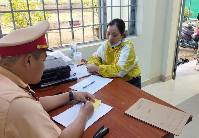 Công an huyện Krông Pắk (Đắk Lắk) đã mời người phụ nữ vừa lái ô tô vừa cầm micro hát karaoke. Ảnh: Báo Giao thông.