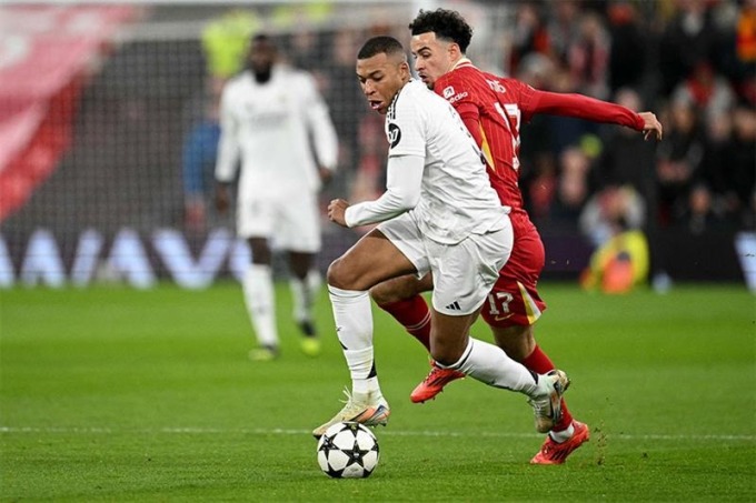 Mbappe (áo trắng) chơi trận Liverpool 2-0 Real tối 27/11. Ảnh: AFP