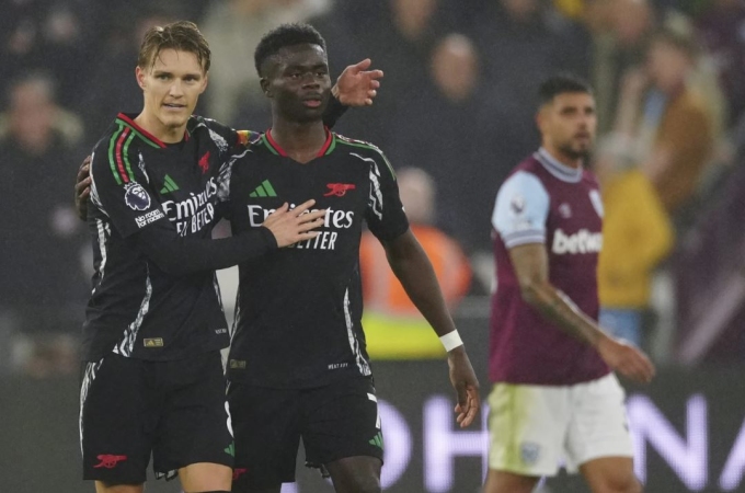 Martin Odegaard (bên trái) ăn mừng cùng Bukayo Saka sau khi ghi bàn thứ ba trong trận Arsenal thắng West Ham 5-2 ngày 30/11. Ảnh: AP