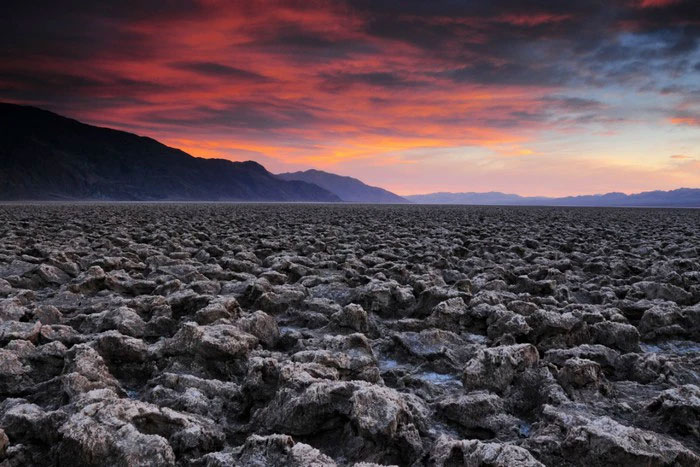 Thung lũng này nằm trên đường biên giới giữa hai bang California và Nevada.